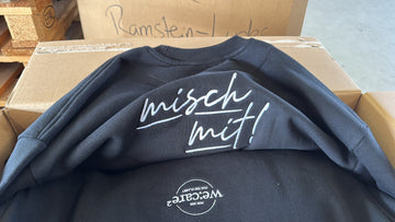 Detailaufnahme einer Hoodie-Bestickung