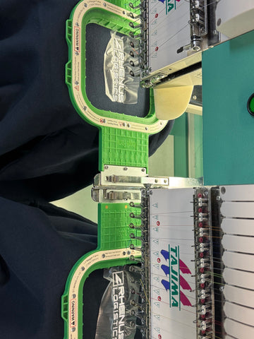 Stickmaschine bei der Arbeit in der Teamglück-Produktion