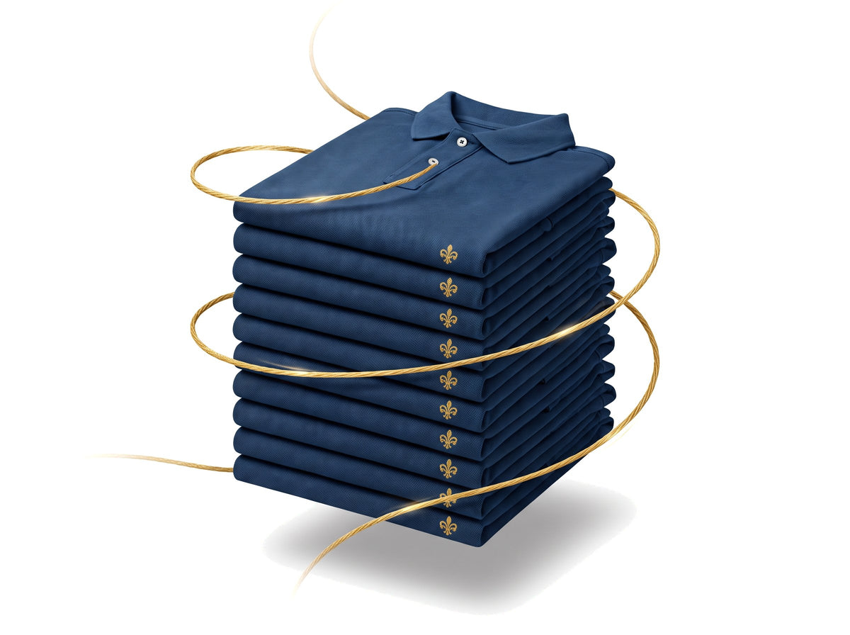 Freigestellter Stapel bestickter Poloshirts mit wirbelnden Goldfäden (KI-generiert)