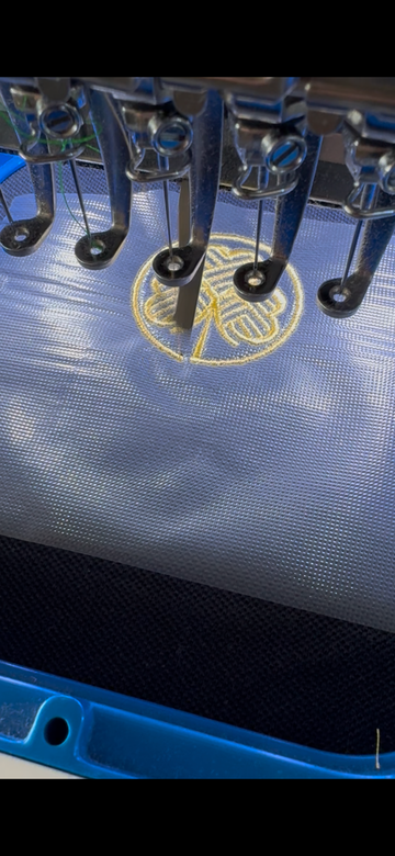 Teamglück-Logo beim Besticken