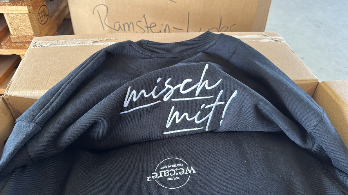 Nahaufnahme eines veredelten Hoodies aus der Teamglück-Produktion